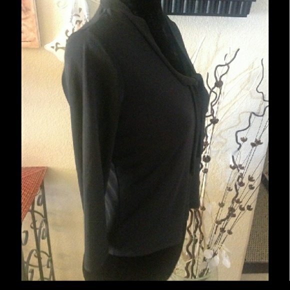 BEAUTIFUL& CLASSY BANANA REPUBLIC BLOUSE😘😘 - Picture 4 of 5